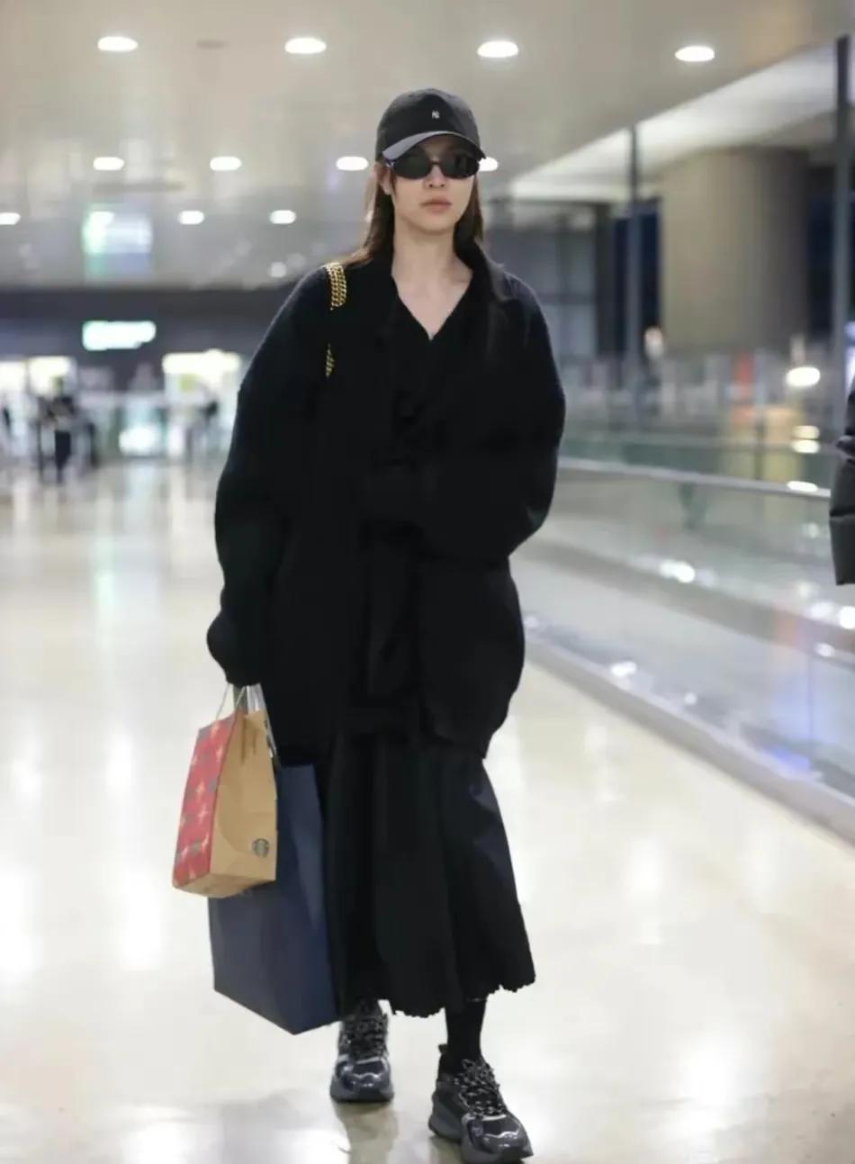 钟楚曦这一次的机场穿搭
太令人喜欢了
不但显瘦效果好
更是充满了叠穿时尚感
真的