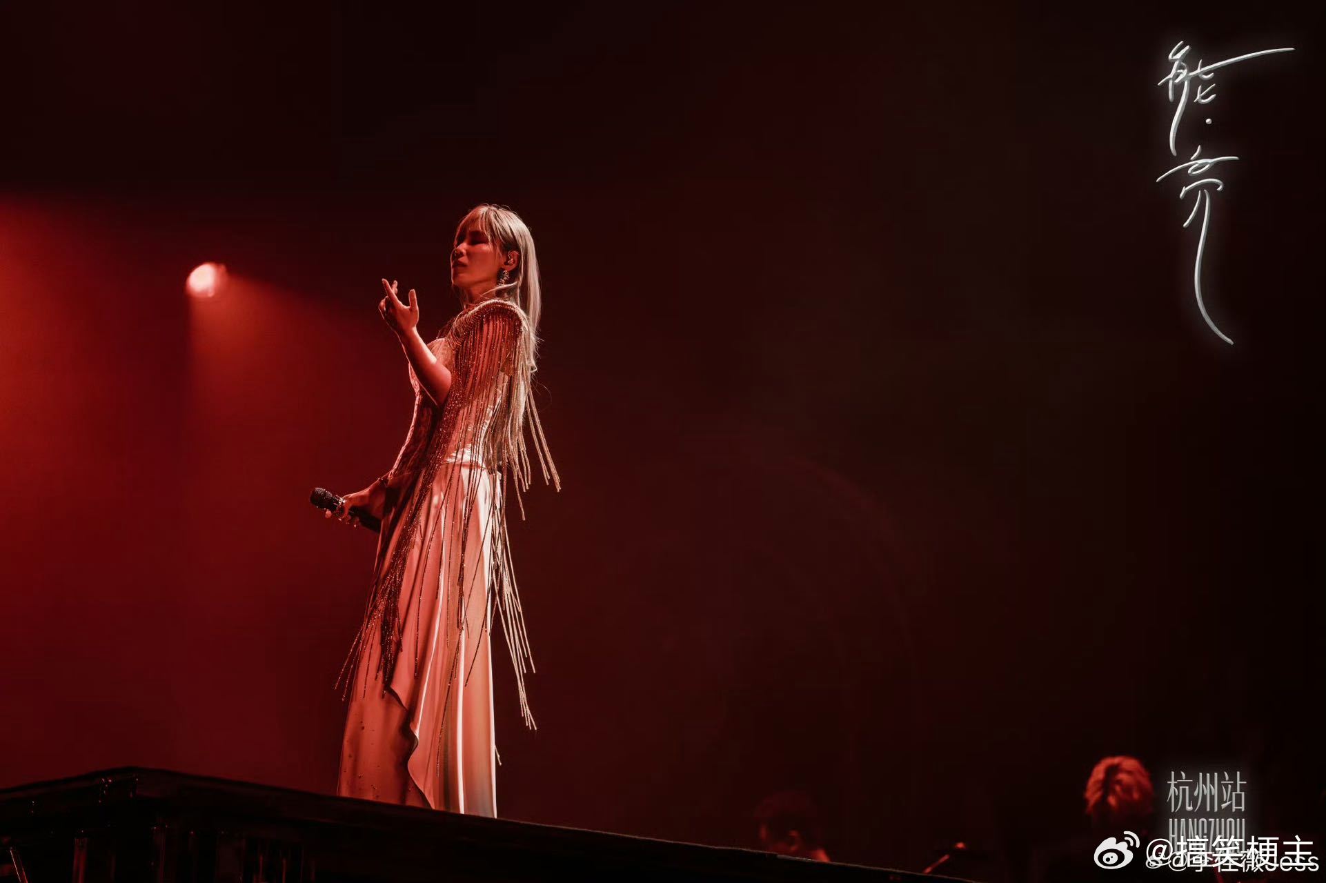 李佳薇终于站上体育馆一路坚持唱歌从未放弃，李佳薇迎来属于自己的体育馆主场演出，杭