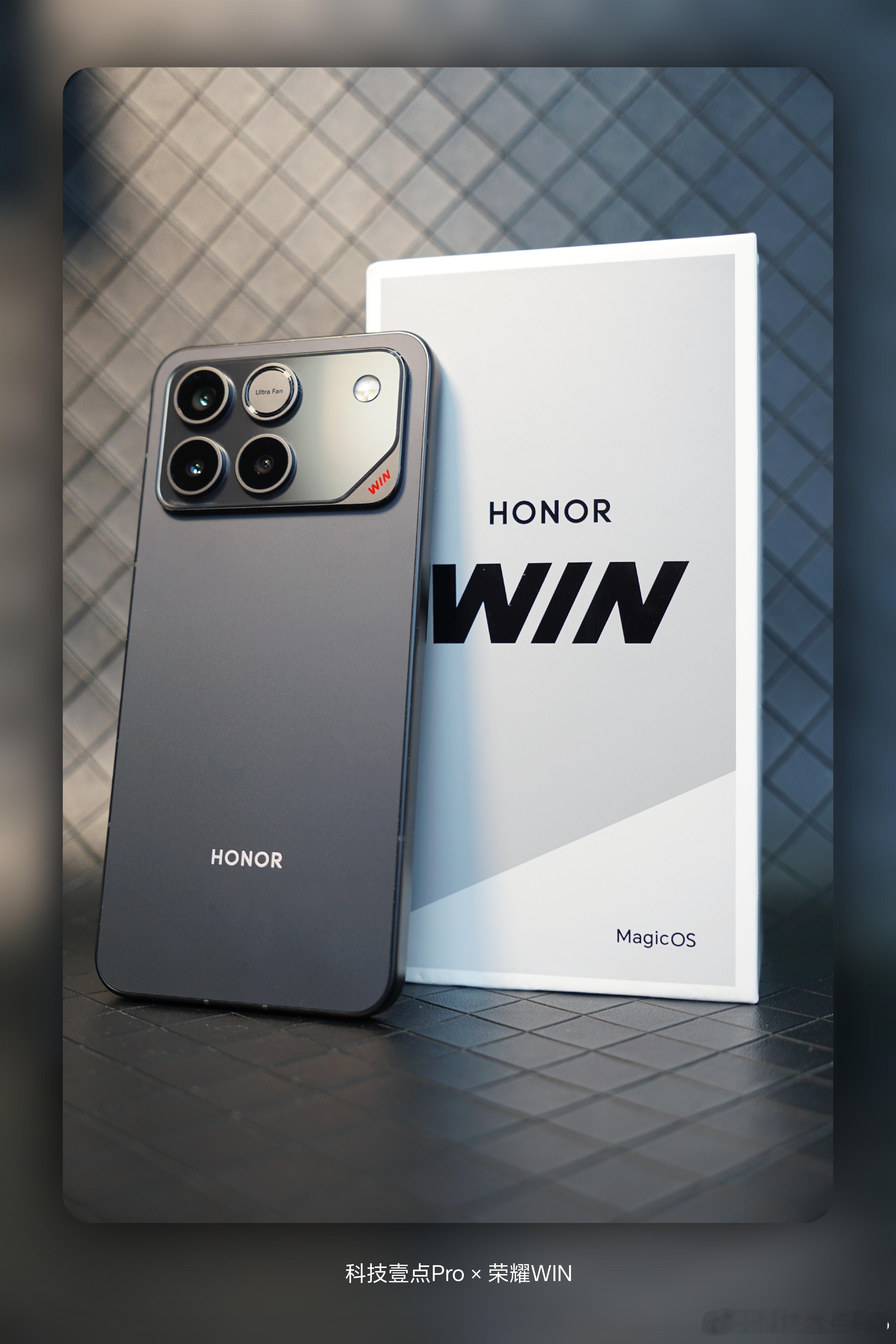 有很多网友好奇荣耀WIN的外放，那必须全系标配双1216扬声器，电竞旗舰外放效果