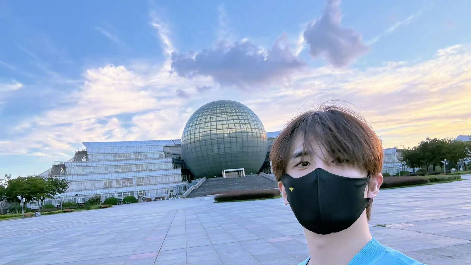 张远全世界正数第一爱母校张远妥妥是母校真爱粉✨演唱会结束重返南财，还特意录制开学