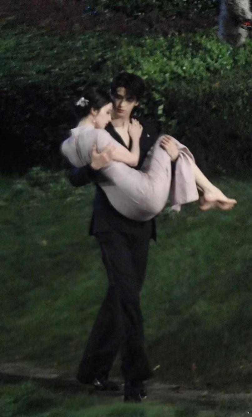 王楚然身段太绝！被抱折叠成这样，肚子没挤出一丝肉
 
新剧路透又上热搜！王楚然被