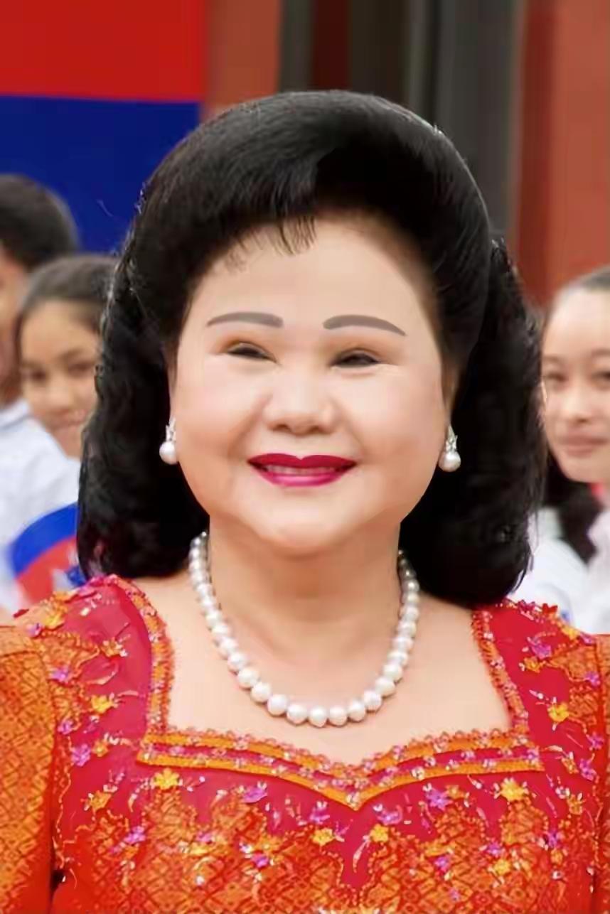 洪森的老婆文拉妮女亲王，这双眼皮儿绝对是割的。
只是割的太失败了，双眼皮比眼睛都