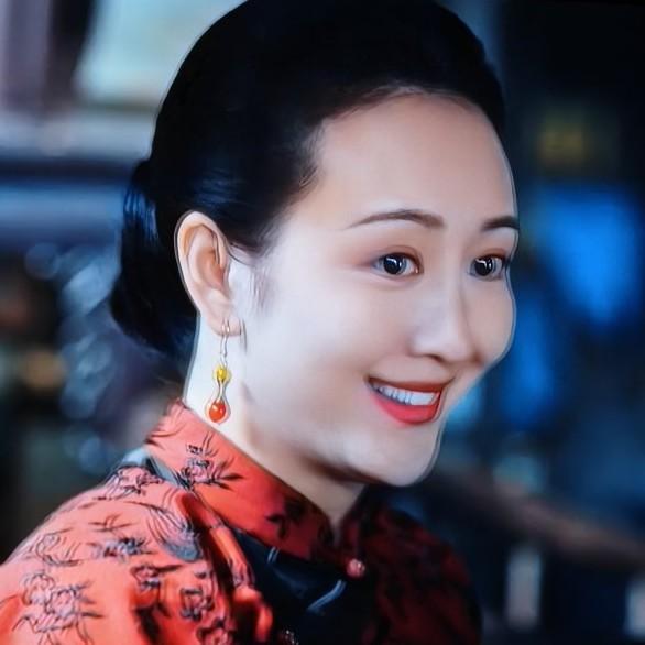 《江海潮生》里张謇六十岁大寿这事儿挺有意思。张謇和夫人吴道愔商量主张大操大办，开