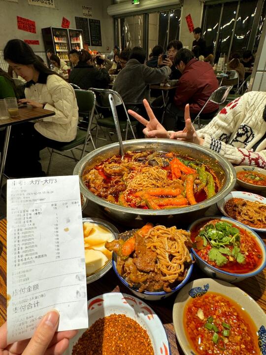 在杭州！座无虚席好好吃啊🤤。。。。