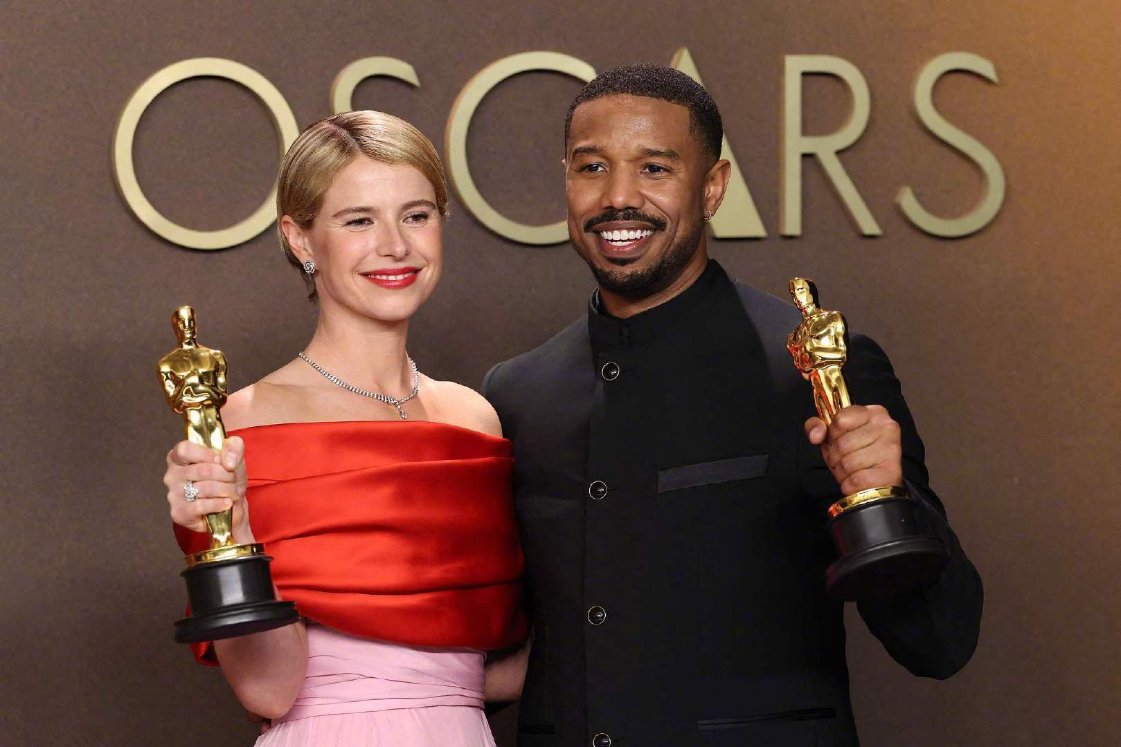 迈克尔·B·乔丹凭《罪人》拿下奥斯卡影帝，杰西·巴克利凭《哈姆奈特》拿下奥斯卡影