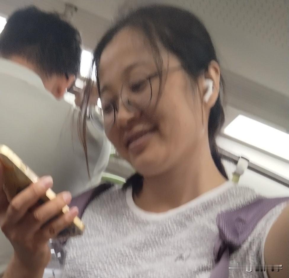 累了一天了，北京地铁上的女孩的笑容真的是挺可爱的，这就是劳动人民的美吧