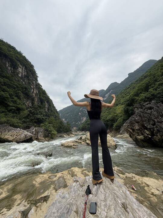 没有腰窝，但有肩窝