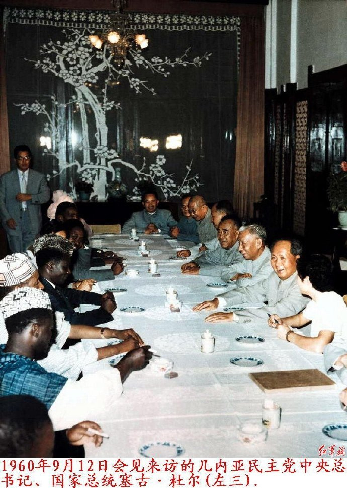 历史上的今日 1960年9月 12 日 晚上，在中南海勤政殿会见几内亚总统、几内