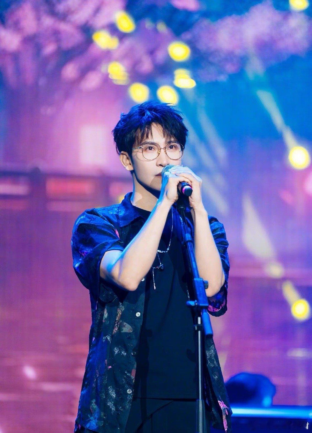 36岁的谭杰希带着原创《客家》站上《中国唱将》舞台，与众多95后、00后同台竞争