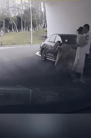 情侣发生了争执，女子竟然站在别人的车头前。
玩归玩，闹归闹，女子真的不该站在别人