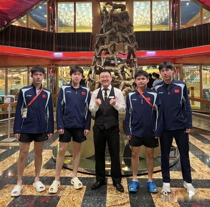 国乒拖鞋少年团。在亚运会期间，国乒队员们和一位球迷们拍照合影留念。照片中，三个人