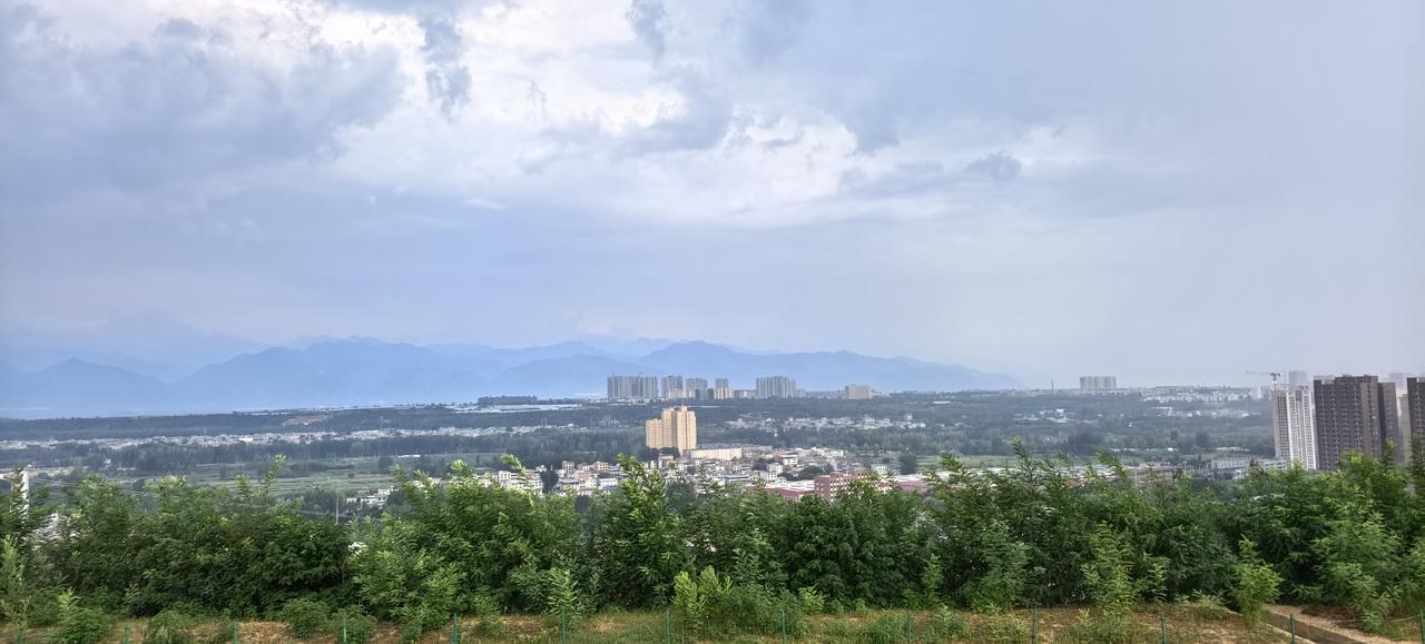故乡的夜眨着眼
风声从山坳里爬上来
立在电线杆上
哭唱着悲戚的歌
尘土、黄沙落在