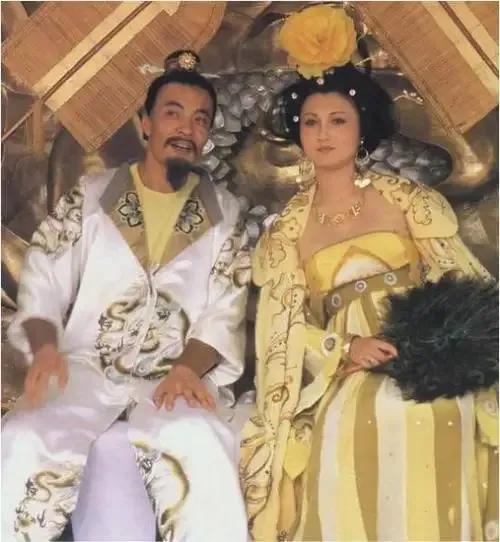 在公元751年的盛唐，一位年届三旬、风华绝代的杨贵妃，以她独有的温婉与风情，成为