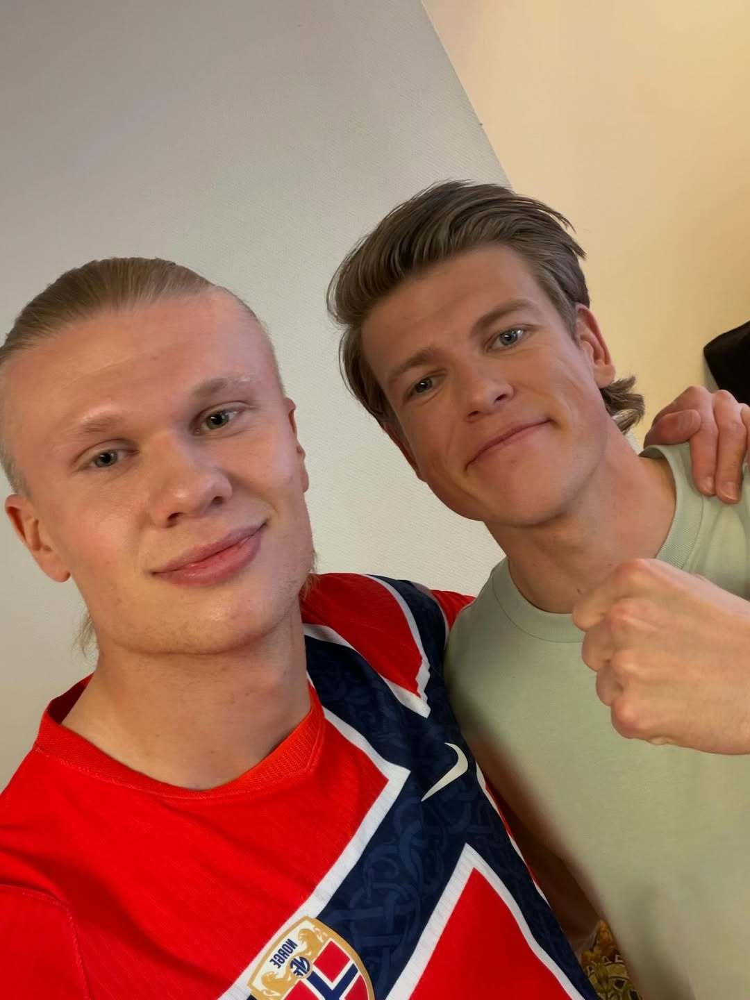 哈兰德克莱博合砍11金 ：我与我的挪威兄弟合砍11枚奥运金牌！曼城前锋哈兰德晒出