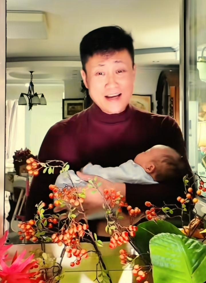 耿老师在小宝尚年幼时，便打着节拍，哼唱着儿歌哄他入眠。不仅如此，还带着小宝拍摄视