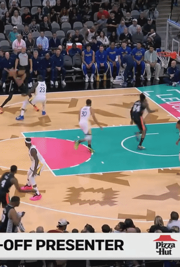 文班亚马开场这球在高位单打格林，动作很流畅，可惜最后跳投没进，手感还需要加强。整