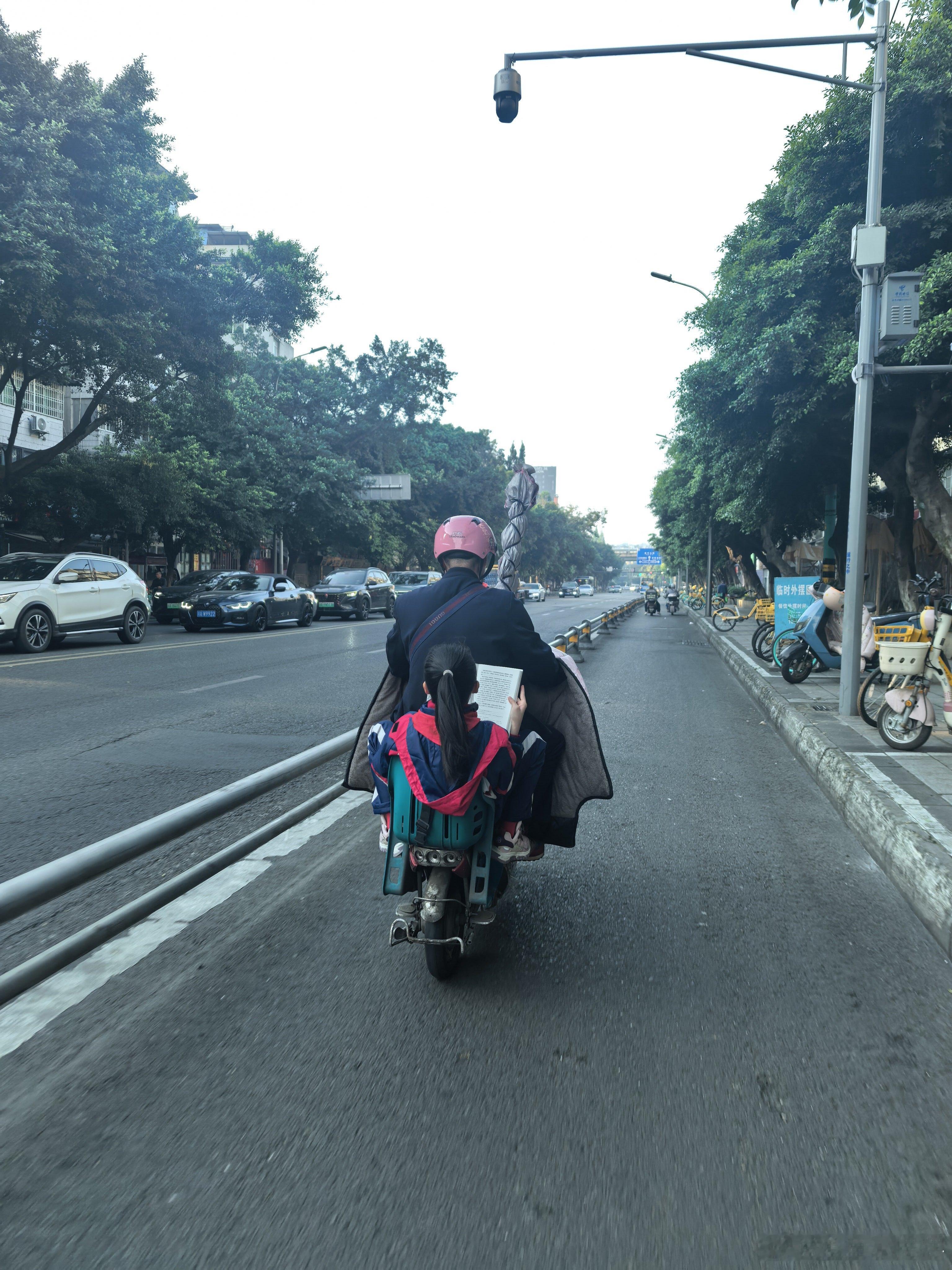 一个超喜欢看书的小姑娘，我从冬天跟踪到了夏天……