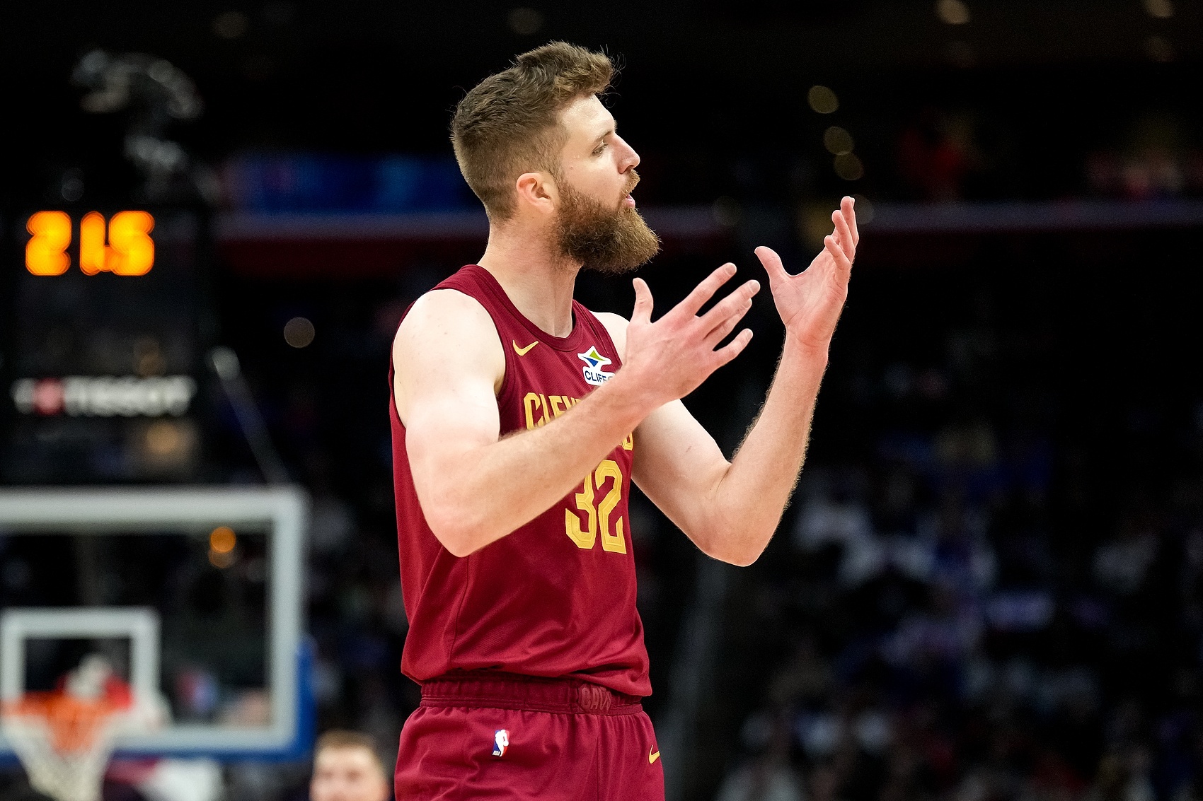 骑士记者Chris Fedor报道，迪恩·韦德在今日赛前热身时疑似扭伤了脚踝，目