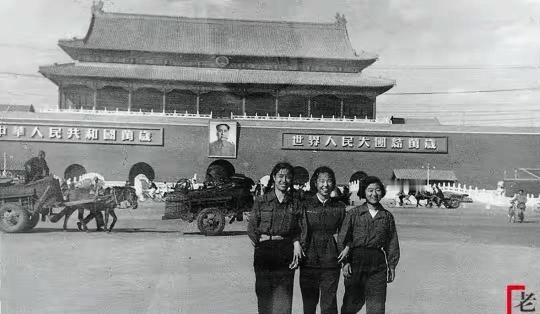 50年代，三个年轻人在天安门广场留下一张珍贵合影。彼时新中国刚成立，百废待兴、新