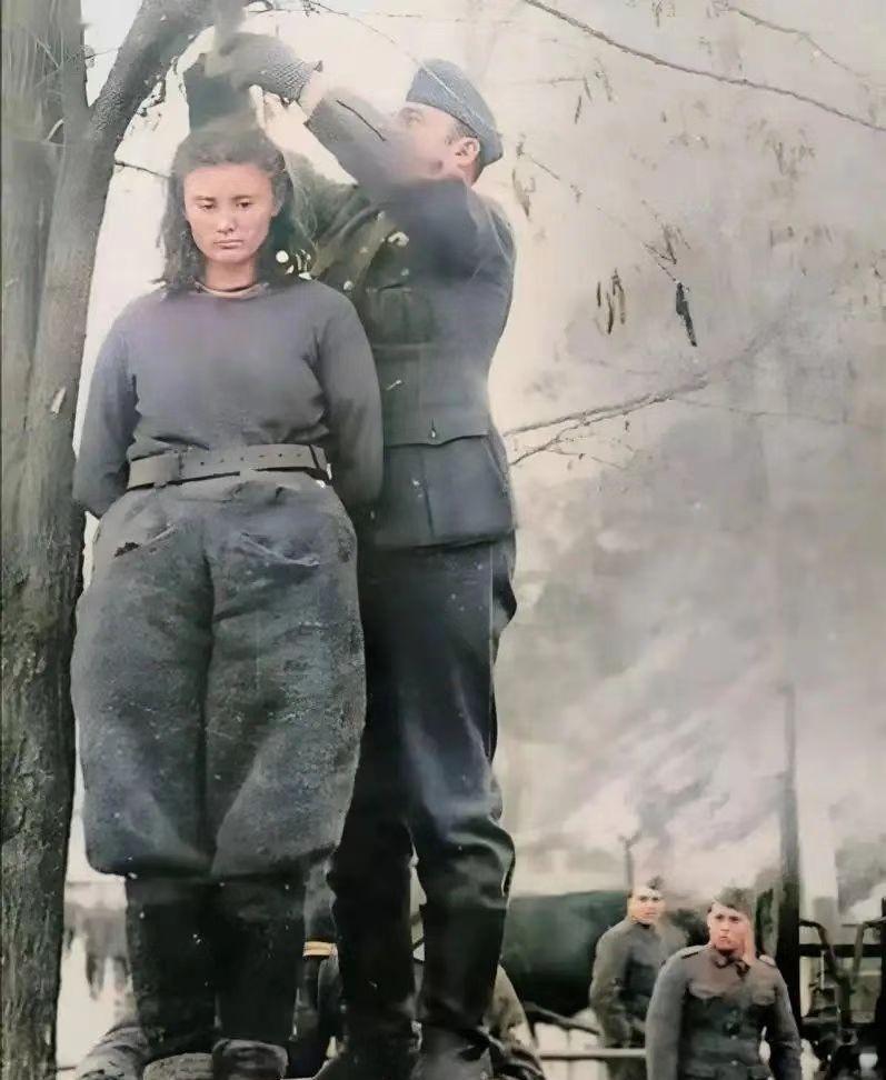 "等你们都死光了，他们自己会出现！" 1943年，一个少女拒绝出卖战友，纳粹在她