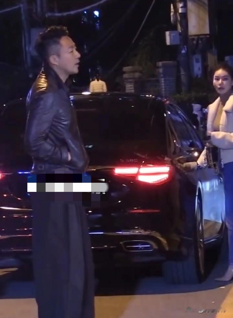 汪小菲和马筱梅深夜会友。
怀孕后的马筱梅身形依然轻盈，汪小菲恋恋不舍与友人打招呼