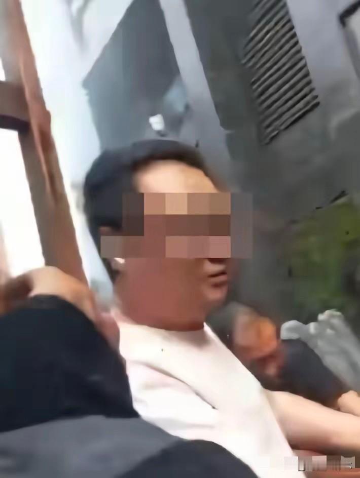 经过一天一夜，
又挖出了关于连云港火灾母女坠楼事件的几个真相。

7月27日清晨