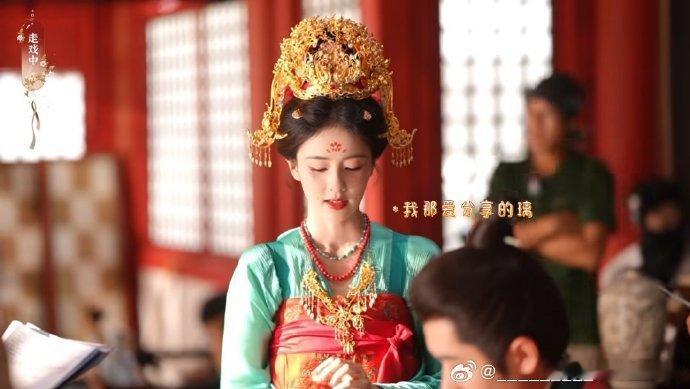 白鹿说每部戏都结婚别人拍戏搞事业，鹿姐拍戏主打一个循环办婚礼，婚礼体验卡疯狂集邮