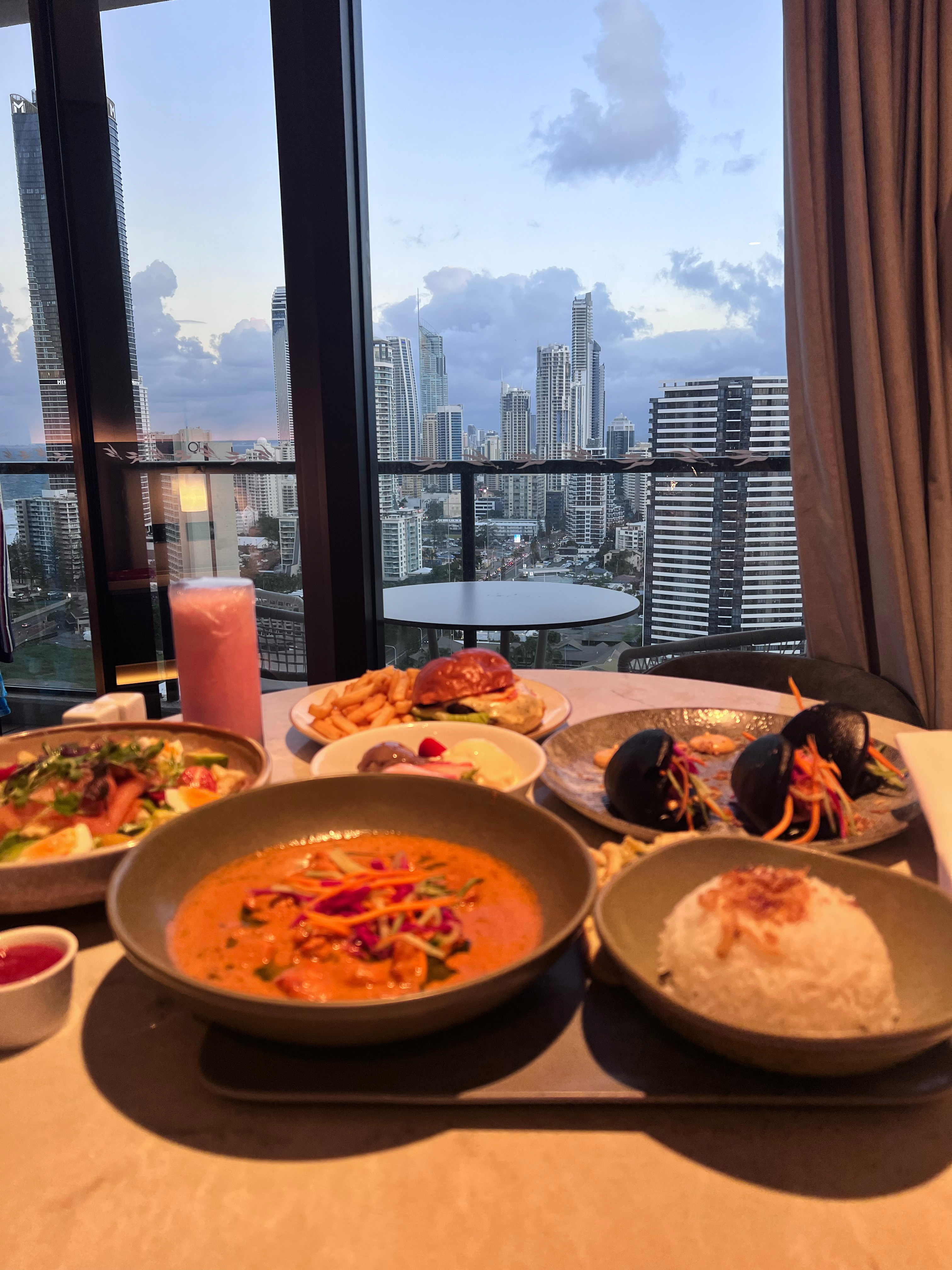 出门吃了好几天 终于吃顿roomservice了 ​​​