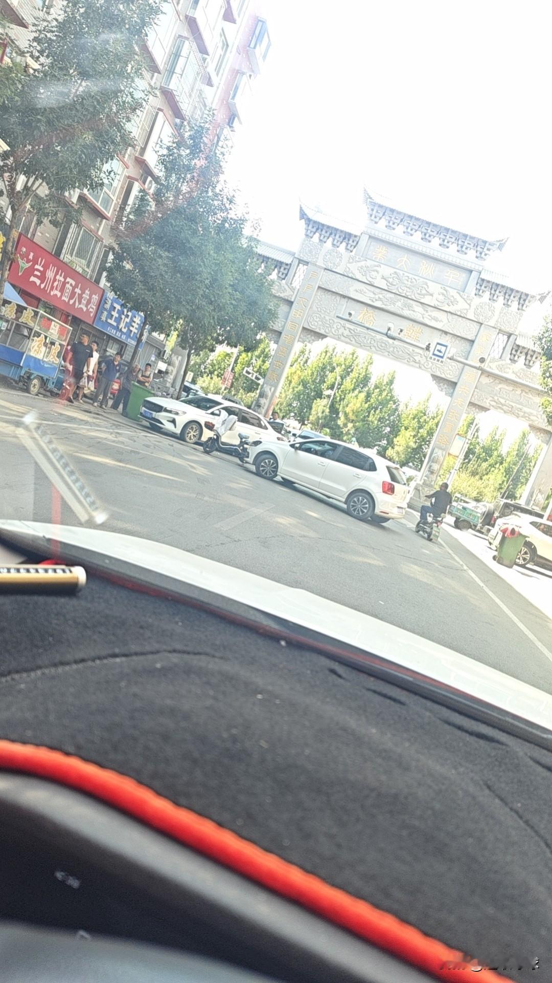 小伙子打车去喝酒，朋友们一直电话催促，我也尽量开快点，前面一个老大爷骑着电三轮，