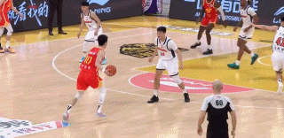 朱俊龙现在应该算是cba第一三号位，持球，投篮，身体，比赛能力，综合能力算是最强
