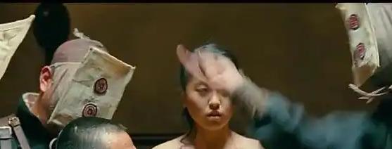 2010年，她被扯下的那件肚兜，只用了30秒，就让她红了半辈子。
可这代价，太重