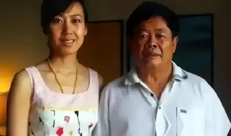 1971年，一名30多岁女子到厂里偷东西，被曹德旺当场抓住，女子吓得瘫坐在地，哭