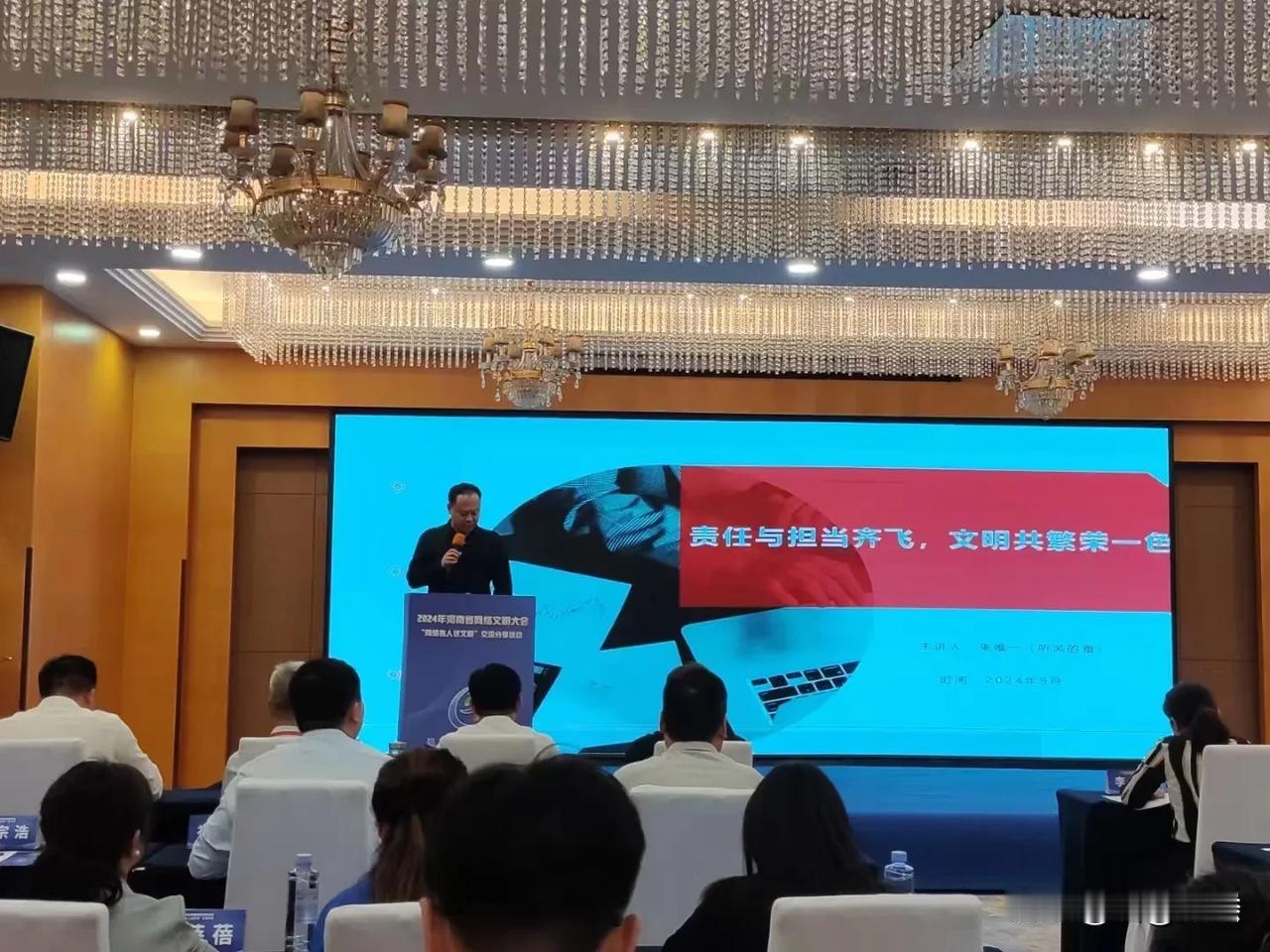 互联网时代，信息如潮水般涌动，各种声音交织在一起，形成了一幅复杂的网络图景。其中