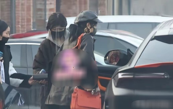 曝关晓彤喜提新车 这才是真正猜车环节....当然答案也不算难：兰博基尼URUS 