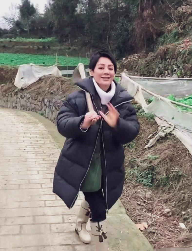 影后锄地的姿势，比拿奖杯更标准。
她不是摆拍。
锄头挥下去，泥土翻开的深度，刚好