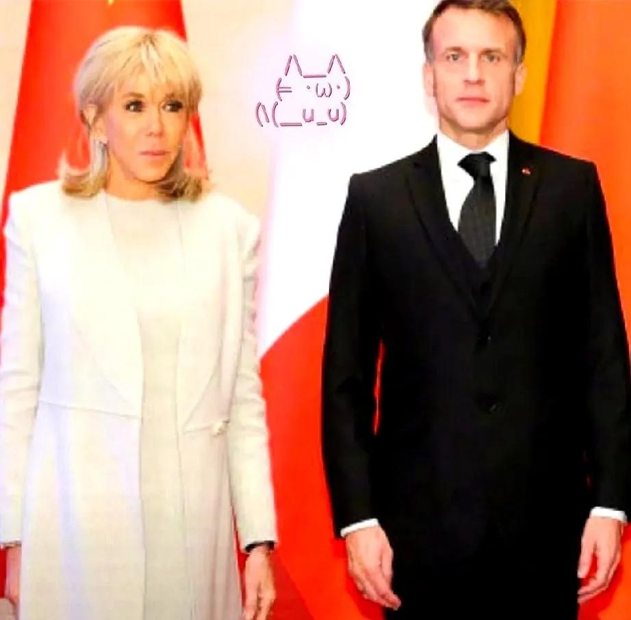 马克龙怕是没料到，自己谈成几百亿硬核合作，风头全被72岁老婆抢走了！
 
布丽吉