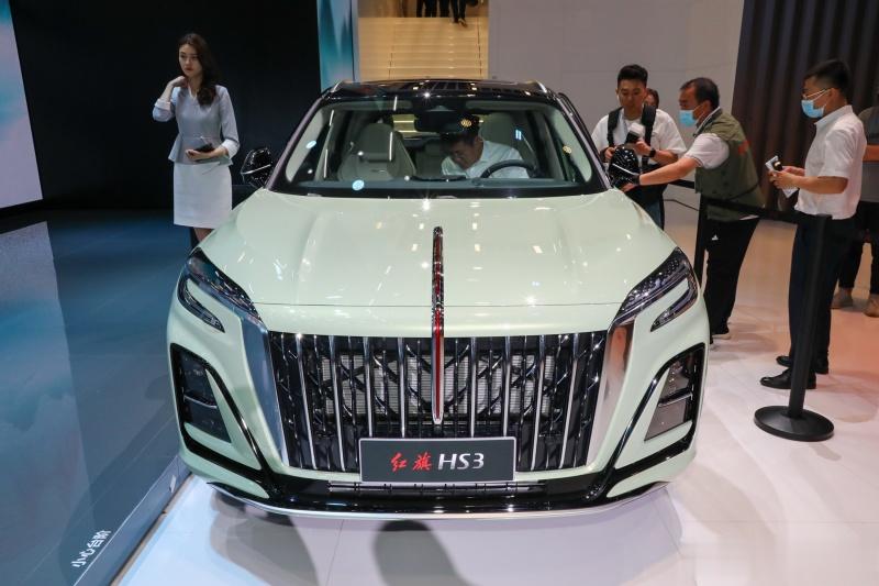 红旗HS正式首发亮相，新车定位紧凑级SUV，是此前一汽红旗没有涵盖到的产品序列，