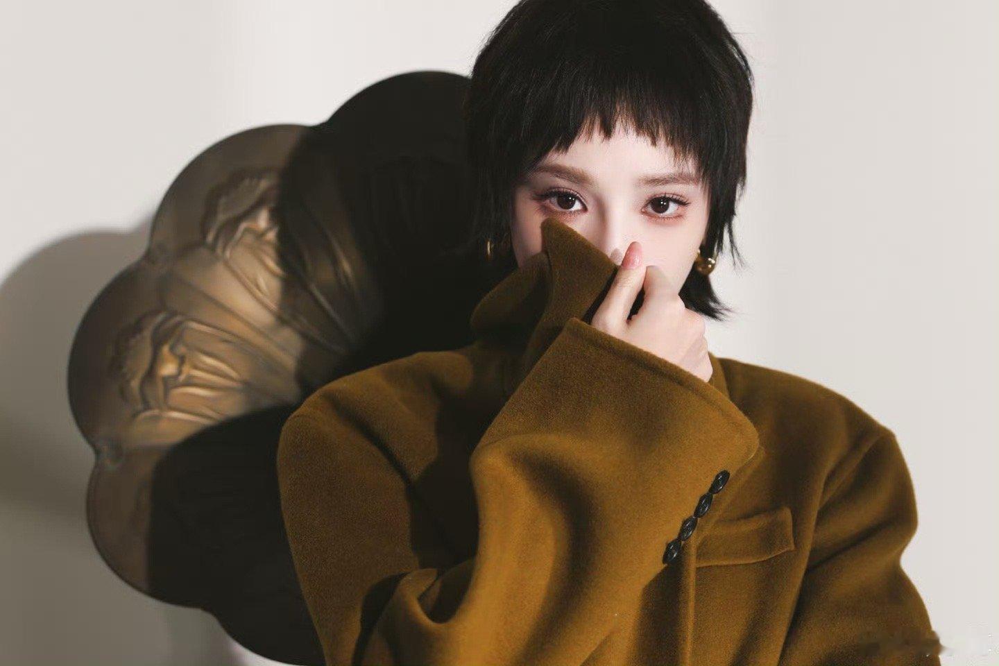 彭小苒焦糖色秋冬氛围杀彭小苒短发质感大片 棕调大衣配短发利落，是把秋冬氛围感揣进