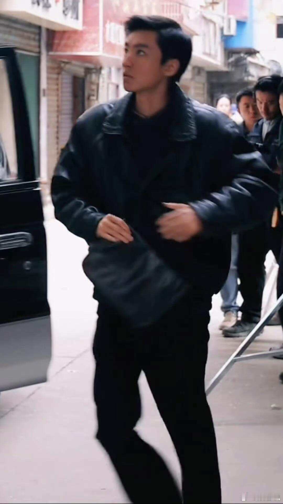 王俊凯演刑警没认出来褪去精致感之后，他身上反而多了一股让人信服的力量，仿佛叶忠诚