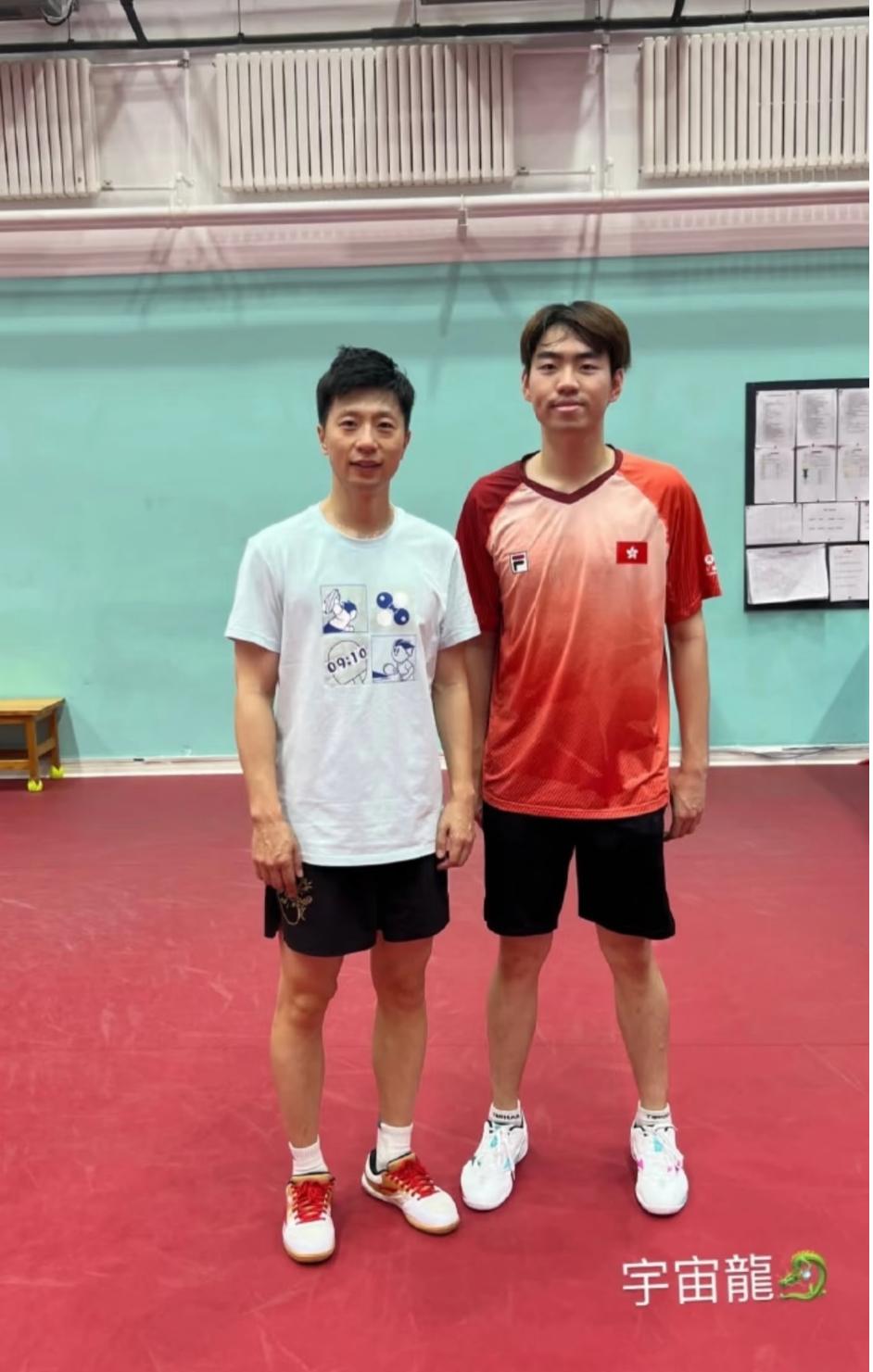 3月24日马龙陪姚钧涛 郭冠宏等运动员在京训练！
港队姚钧涛晒与马龙在京合照！