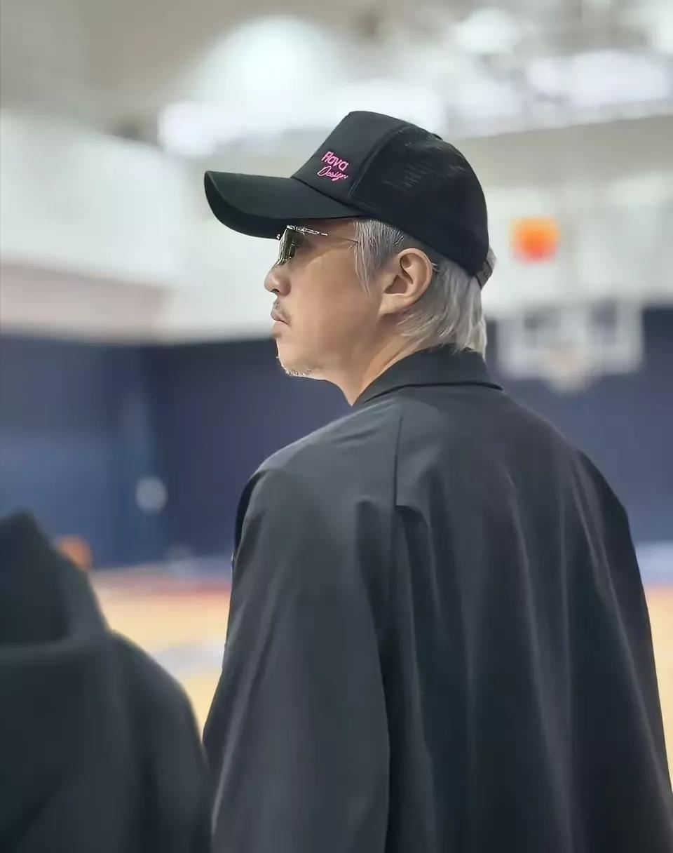 这是邓超？
咋一头白发
这是怎么了？
好像没那么老吧
娱乐圈好象查无此人了？
这