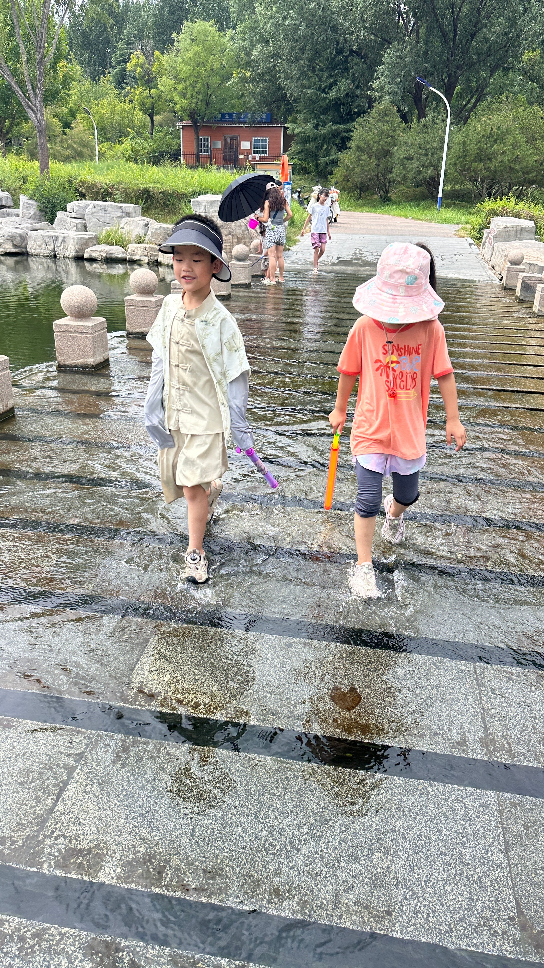 小孩子就是爱玩水啊润润和小伙伴一趟趟的趟水走来走去乐此不疲润润的成长记录 我还时