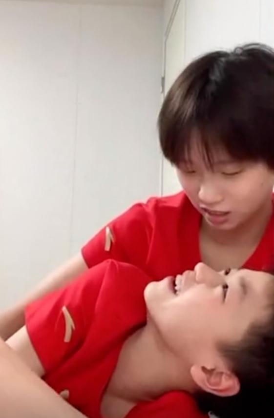 全红婵与运动员在一起，有温馨，有可爱，还有大姐姐样子的一面。