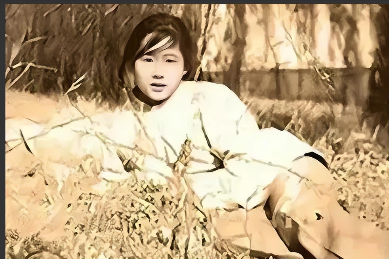 1938年5月，台儿庄。女护士正救连长，日军挥刀砍死他。她怒砸石头，军官毙命。可