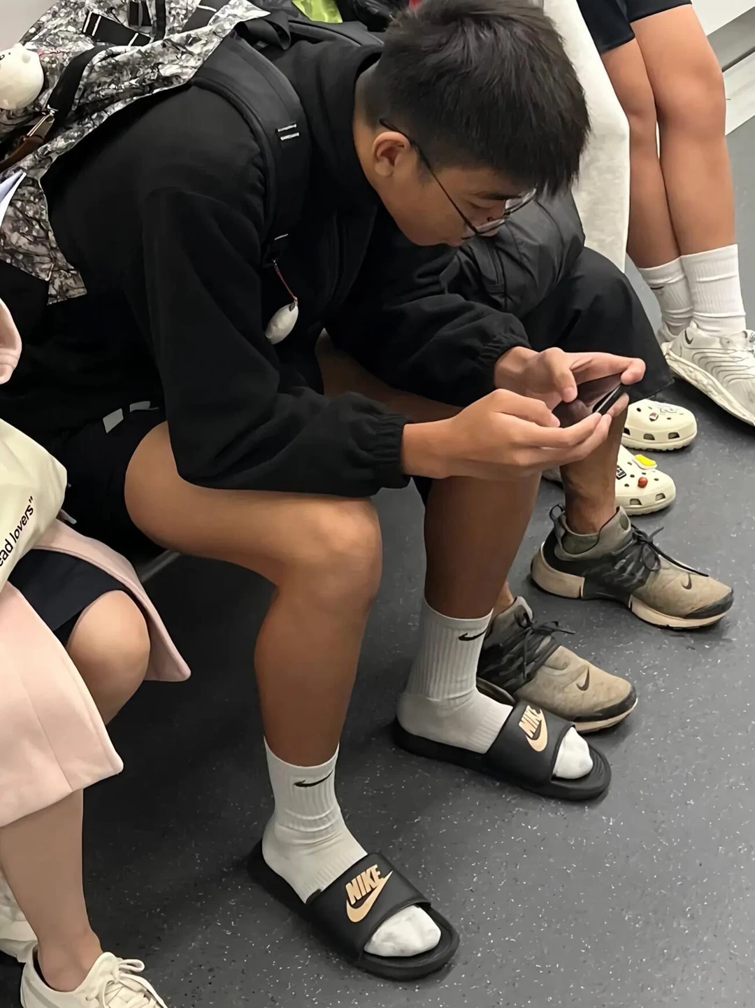 玩撒呢 小哥哥，玩的那么入神呢～