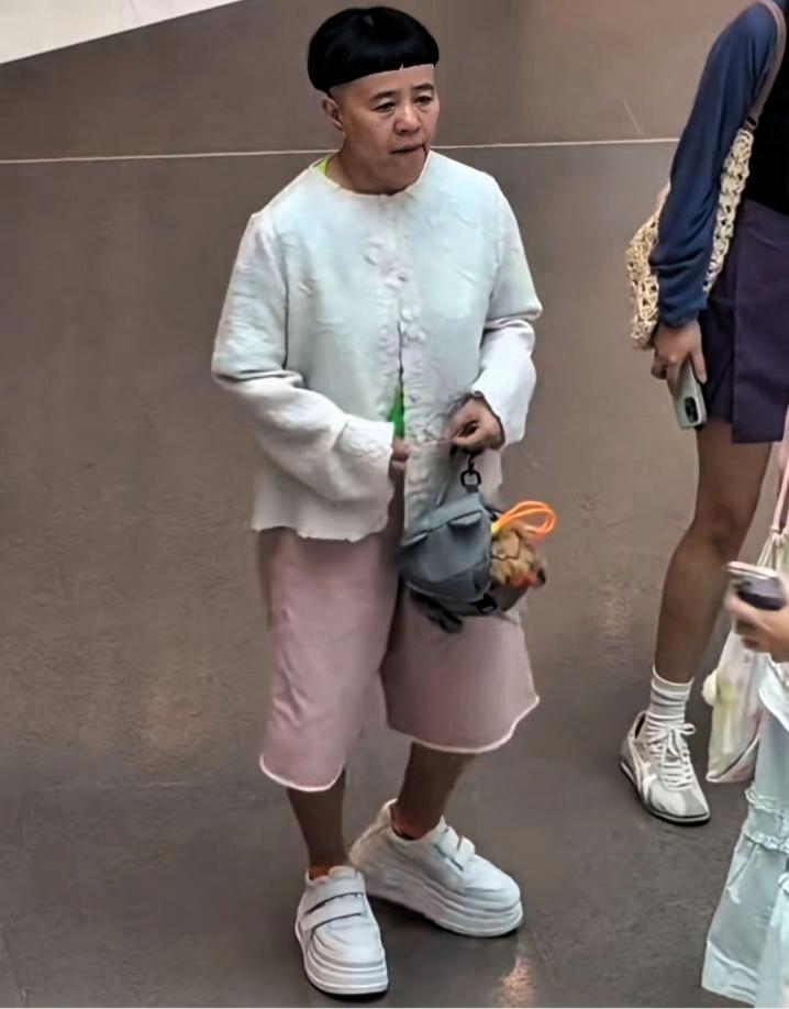 偶遇59岁的金龟子出门逛街，辨识度真的太高了。
 
标志性的齐刘海蘑菇头，一如既