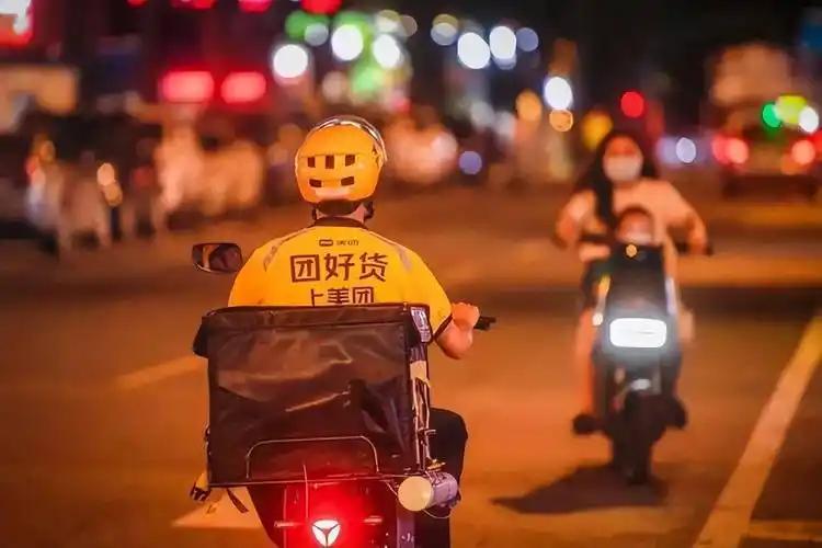 北大才子送外卖，留英硕士去义乌扛货，很多人大呼“读书无用，大学白读了”。说句实话