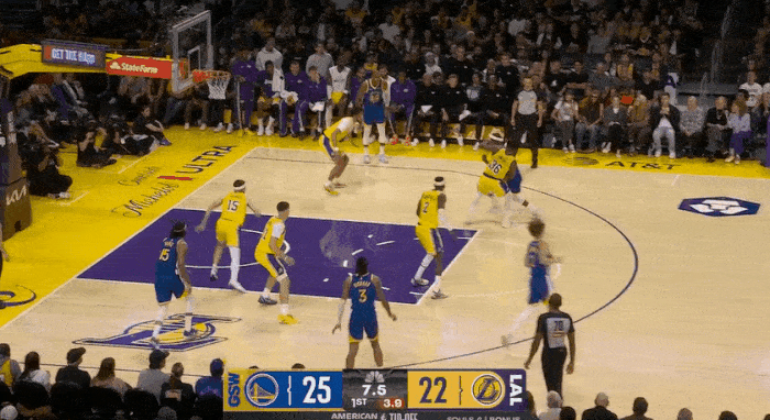 造犯规的神！巴特勒这球造的精彩！
在今天NBA揭幕战勇士对阵湖人的第一节比赛最后