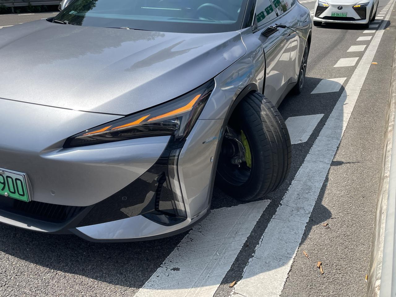 快速路上蹭了下马路牙子，后视镜挂在护栏上掉了，结果主驾前悬架羊角就这样脆脆断了！