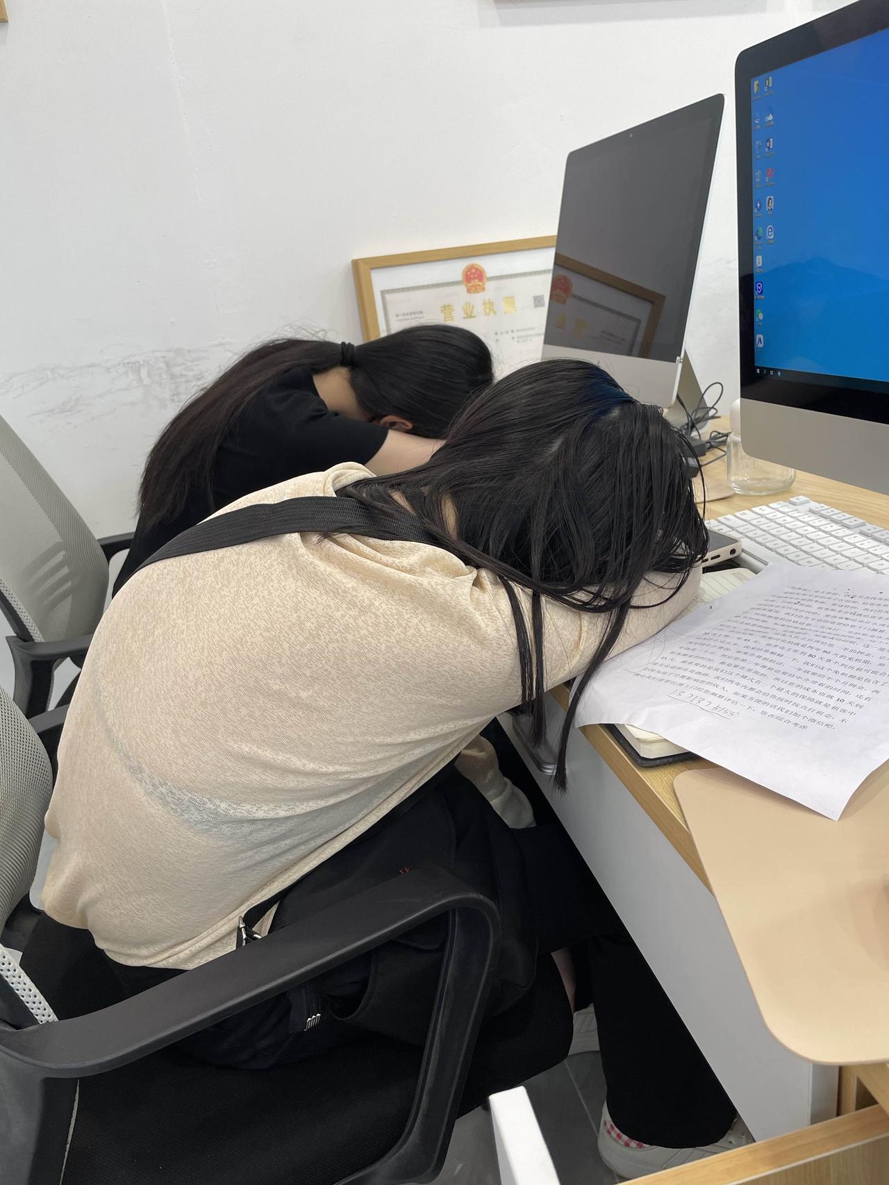 公司刚刚来的两个新同事，女孩子。之前一直招不到女同事，现在终于招到两个了，而且特